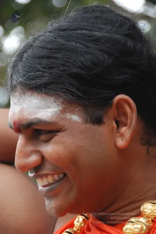 Visit-To-Arunachaleshwara-Temple - 08--Swamiji-at-Banyan-tree_18.jpg
