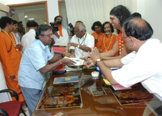 Swamiji-Gifting-Traditional-Attaire-To-Temple-Officials-And-Staffs - DSC_5922.jpg
