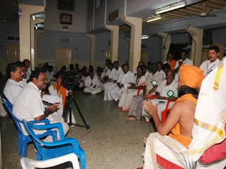 Swamiji-With-Arunachaleshwara-Temple-Priest - DSC_1542.jpg
