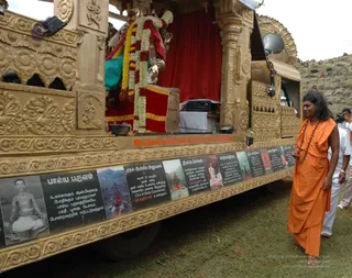 Swamiji-Supervising-The-Preparation - DSC_2205.jpg