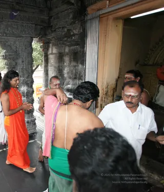 Visit-To-Arunachaleshwara-Temple - 04--Swamiji-at-Ganesha-Temple_1.jpg