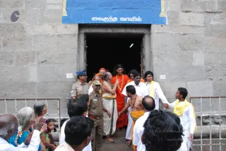 Visit-To-Arunachaleshwara-Temple - 04--Swamiji-at-Ganesha-Temple_12.jpg