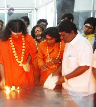 Visit-To-Arunachaleshwara-Temple - 05--Swamiji-at-Navagraha-Mandir_3.jpg