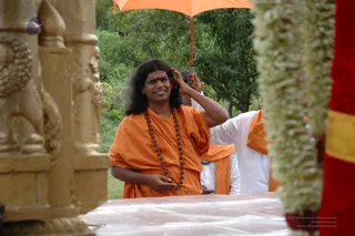 Swamiji-Supervising-The-Preparation - DSC_2258.jpg