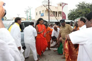 Visit-To-Arunachaleshwara-Temple - 01--Welcoming-Swamiji_0.jpg
