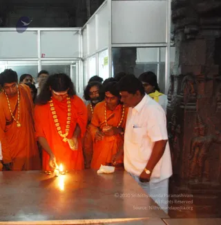 Visit-To-Arunachaleshwara-Temple - 05--Swamiji-at-Navagraha-Mandir_1.jpg
