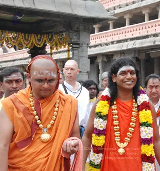 Visit-To-Arunachaleshwara-Temple - 07--Swamiji-walking-towards-krithika-mandapam_3.jpg