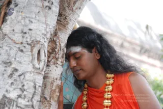Visit-To-Arunachaleshwara-Temple - 08--Swamiji-at-Banyan-tree_6.jpg