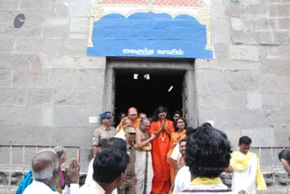 Visit-To-Arunachaleshwara-Temple - 04--Swamiji-at-Ganesha-Temple_13.jpg