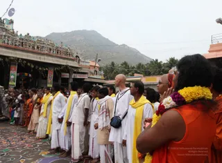 Visit-To-Arunachaleshwara-Temple - 10--Swamiji-infront-of-kodimaram_6.jpg