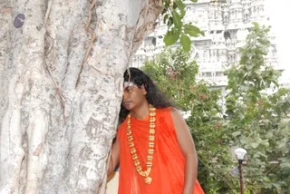Visit-To-Arunachaleshwara-Temple - 08--Swamiji-at-Banyan-tree_11.jpg