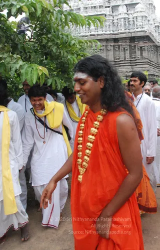 Visit-To-Arunachaleshwara-Temple - 07--Swamiji-walking-towards-krithika-mandapam_25.jpg