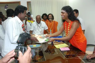 Swamiji-Gifting-Traditional-Attaire-To-Temple-Officials-And-Staffs - DSC_5923.jpg