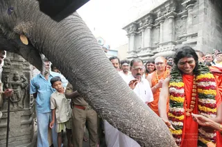 Visit-To-Arunachaleshwara-Temple - 03--Temple-Officials-welcoming-swamiji_11.jpg