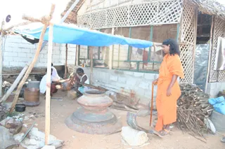 Swamiji-Supervising-The-Metal-Carving-Work - IMG_2024.JPG