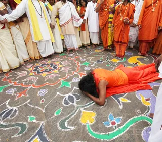 Visit-To-Arunachaleshwara-Temple - 10--Swamiji-infront-of-kodimaram_14.jpg