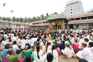 Visit-To-Arunachaleshwara-Temple - 06--Swamiji-at-Arunagiriyogeshwara_26.jpg