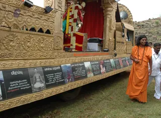 Swamiji-Supervising-The-Preparation - DSC_2206.jpg
