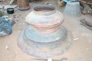 Swamiji-Supervising-The-Metal-Carving-Work - IMG_1931.JPG