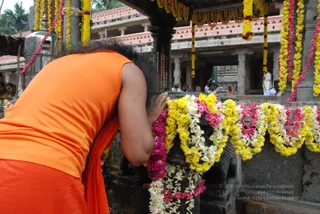 Visit-To-Arunachaleshwara-Temple - 06--Swamiji-at-Arunagiriyogeshwara_8.jpg