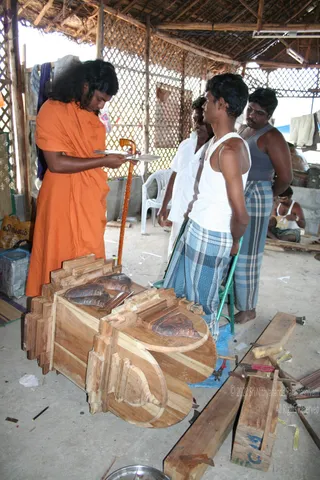 Swamiji-Supervising-The-Metal-Carving-Work - IMG_2019.JPG