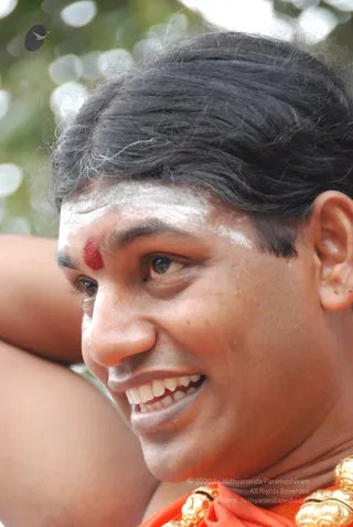 Visit-To-Arunachaleshwara-Temple - 08--Swamiji-at-Banyan-tree_20.jpg