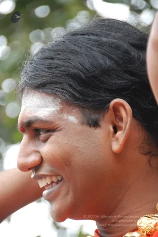 Visit-To-Arunachaleshwara-Temple - 08--Swamiji-at-Banyan-tree_19.jpg