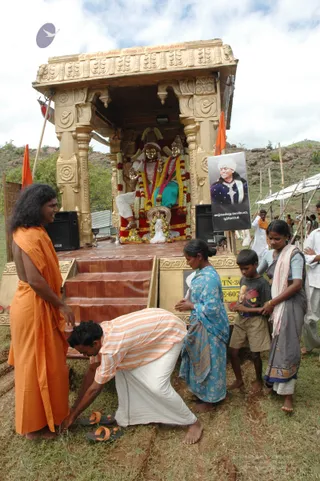 Swamiji-Supervising-The-Preparation - DSC_2237.jpg