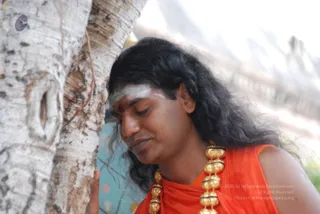 Visit-To-Arunachaleshwara-Temple - 08--Swamiji-at-Banyan-tree_5.jpg
