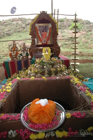Swamiji-Supervising-The-Preparation - DSC_2428.jpg