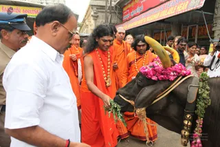 Visit-To-Arunachaleshwara-Temple - 02--Swamiji-Feeding-and-blessing-sacred-cow_6.jpg
