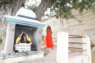 Visit-To-Arunachaleshwara-Temple - 08--Swamiji-at-Banyan-tree_22.jpg