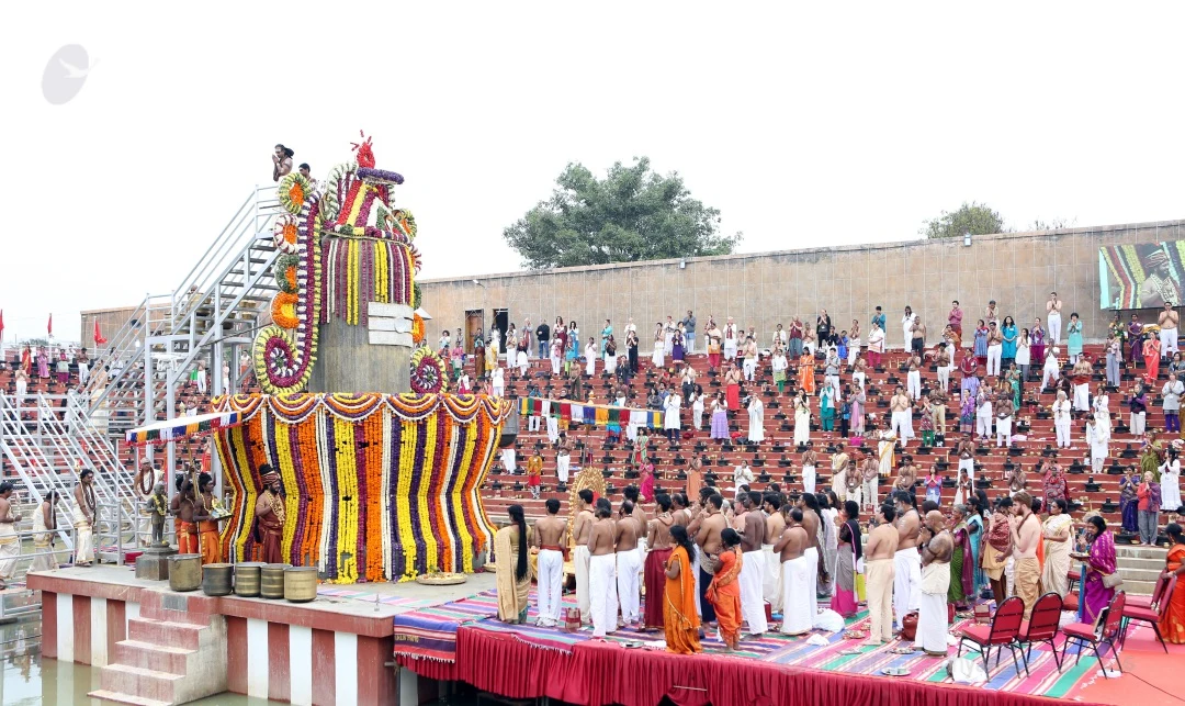 http://nithyananda.org/sites/default/files/photo-gallery/2-2016-12dec-12th-nithyananda-diary_IMGL4479_bengaluru-aadheenam-sadashivoham-day12-puja-rudrabhishekam-swamiji.jpg