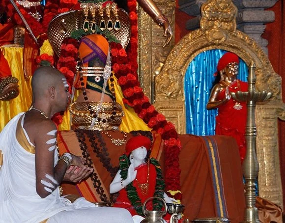 https://www.nithyananda.org/sites/default/files/photo-gallery/2011-08aug-08-04a-guru-puja-after-monday-alankaram-anandeshwara.jpg?1313766638