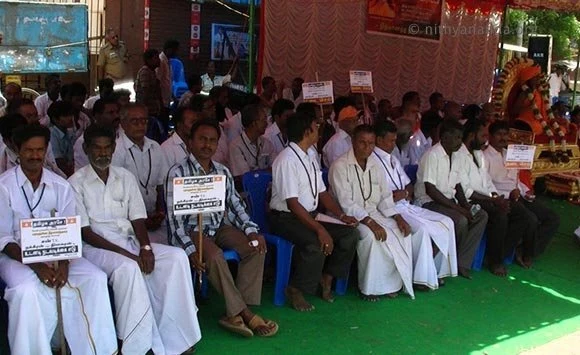 https://www.nithyananda.org/sites/default/files/photo-gallery/2011-08aug-08-11b-fasting-protest-madurai-devotees-public-holding-playcard-ban-suntv-nakkheeran.jpg?1313767022