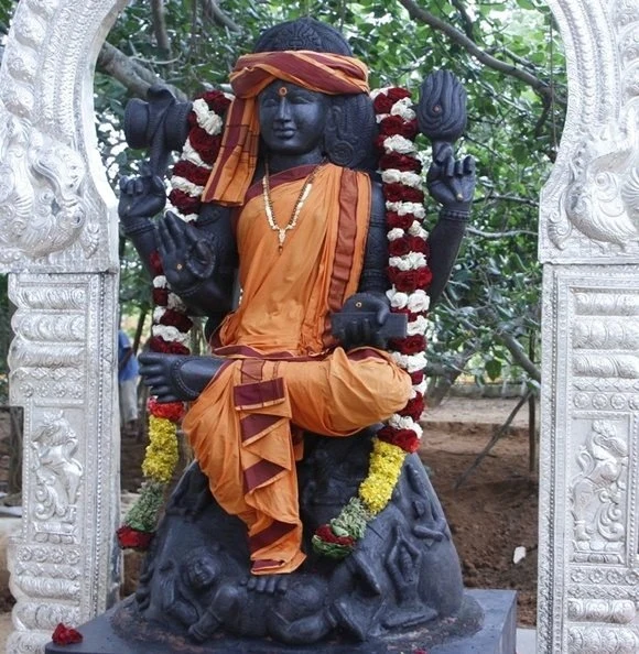 https://www.nithyananda.org/sites/default/files/photo-gallery/2011-08aug-11-nithyananda-photo-01g-banyan-tree-dakshinamurthy-bidadi-temple.JPG?1313821445