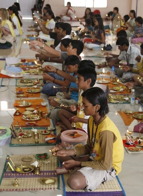 https://www.nithyananda.org/sites/default/files/photo-gallery/2011-08aug-11-nithyananda-photo-02b-paduka-puja-raja-sabha-bidadi.JPG?1313821479