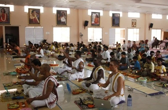 https://www.nithyananda.org/sites/default/files/photo-gallery/2011-08aug-11-nithyananda-photo-02d-paduka-puja-raja-sabha-bidadi.JPG?1313821521