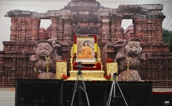 https://www.nithyananda.org/sites/default/files/photo-gallery/2011-08aug-11-nithyananda-photo-02e-paduka-puja-raja-sabha-bidadi.JPG?1313821529