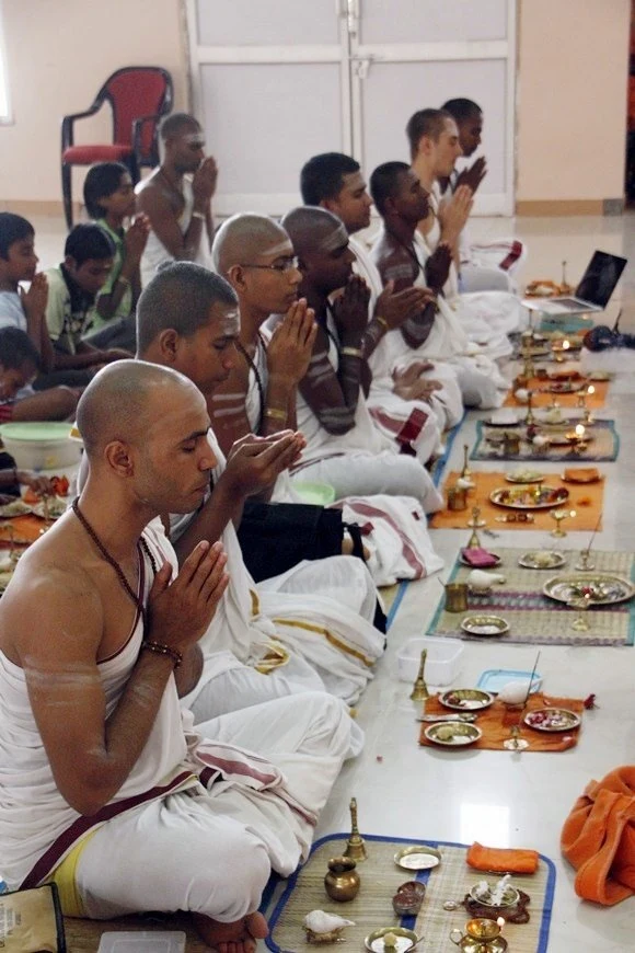 https://www.nithyananda.org/sites/default/files/photo-gallery/2011-08aug-13-nithyananda-photo-02b-paduka-puja-raja-sabha-bidadi.JPG?1313828239