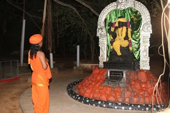 Paramahamsa Nithyananda having darshan of Adiguru Dakshinamurthy under the sacred banyan tree