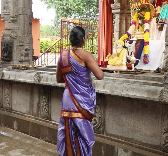 Paramahamsa Nithyananda having darshan of Anandeswara Anandeswari before the Pancha Tapas