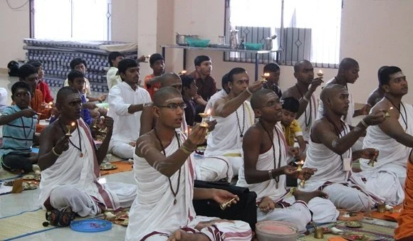 arati being offered to the Guru moorthi of Paramahamsa Nithyananda by devotees around the world