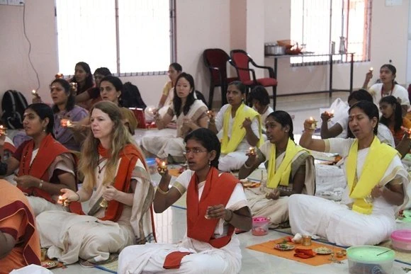 https://www.nithyananda.org/sites/default/files/photo-gallery/2011-08aug-18-nithyananda-photo-02e-paduka-puja-arati-brahmacharinies-bidadi_0.JPG?1313854597