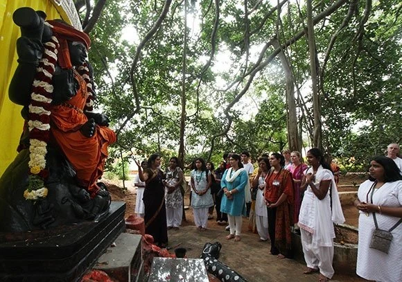 https://www.nithyananda.org/sites/default/files/photo-gallery/2011-08aug-19-nithyananda-photo-ia-day-1-04b-banyan-tree.jpg?1313856496