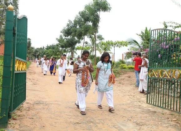 https://www.nithyananda.org/sites/default/files/photo-gallery/2011-08aug-19-nithyananda-photo-ia-day-1-04e-entering-sabha.jpg?1313856518