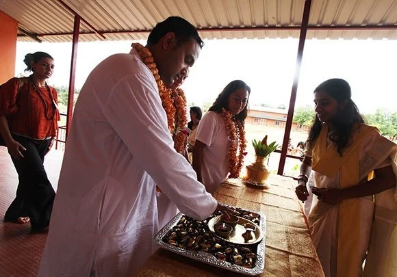 https://www.nithyananda.org/sites/default/files/photo-gallery/2011-08aug-19-nithyananda-photo-ia-day-1-04f-entering-sabha.jpg?1313856540