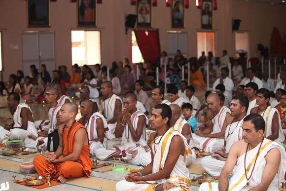 Paramahamsa Nithyananda sharing His personal experiences & explaining many unknown mystical truths about Kailash. Swamiji has explained to all the devotees about the places Yamadwar, where leaving the life beyond this point is considered a direct gate-way to Kailash, and Ashtapath, a place close to Kailash, where all our yatris had spent more than 8 hours in the nearness of Kailash. At this place, Swamiji after helping one of our devotees with oxygen to save her life, He had decided to build an organization which supports the public with free oxygen level-check and providing them with life-saving oxygen cylinders, all free of cost