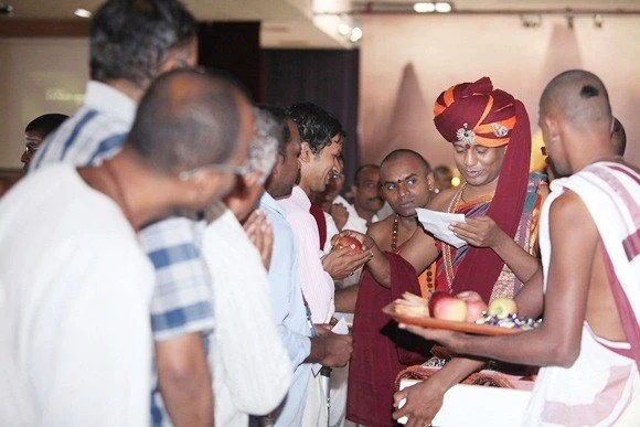 Devotees receiving blessings from Swamiji during Sarva Darshan