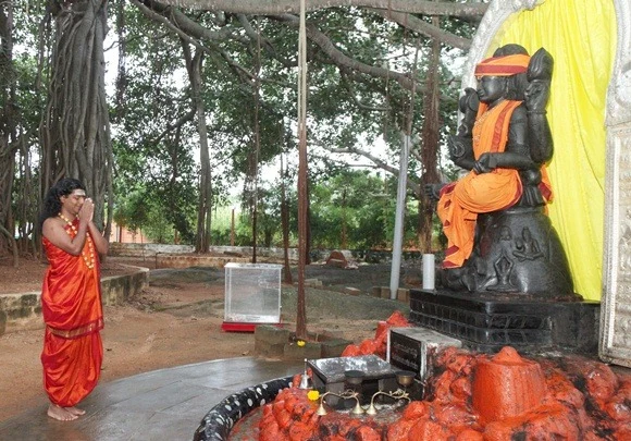 Paramahamsa Nithyananda offering His prayers to Adiguru Dakshinamurthy and sacred banyan tree